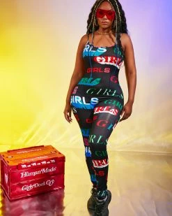 雅悦 Alphanumeric Printed Suspender Jumpsuit