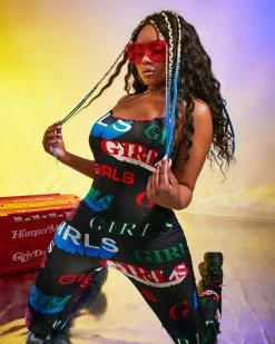 雅悦 Alphanumeric Printed Suspender Jumpsuit