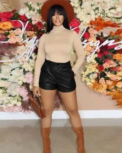 维妮亚 The “Unbothered” Camel Leather Shorts New In