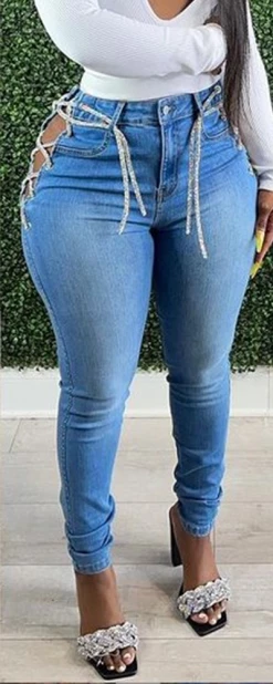 蕾婷娜 New In “VVS” Jeans