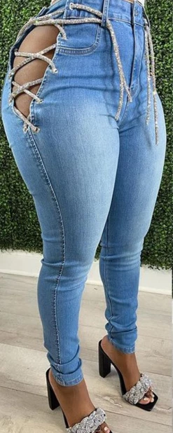 蕾婷娜 New In “VVS” Jeans