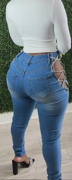 蕾婷娜 New In “VVS” Jeans