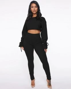 比欧 Rib-Knit Crop Top & Joggers Set