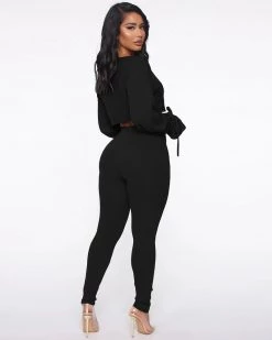 比欧 Rib-Knit Crop Top & Joggers Set