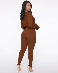 比欧 Rib-Knit Crop Top & Joggers Set